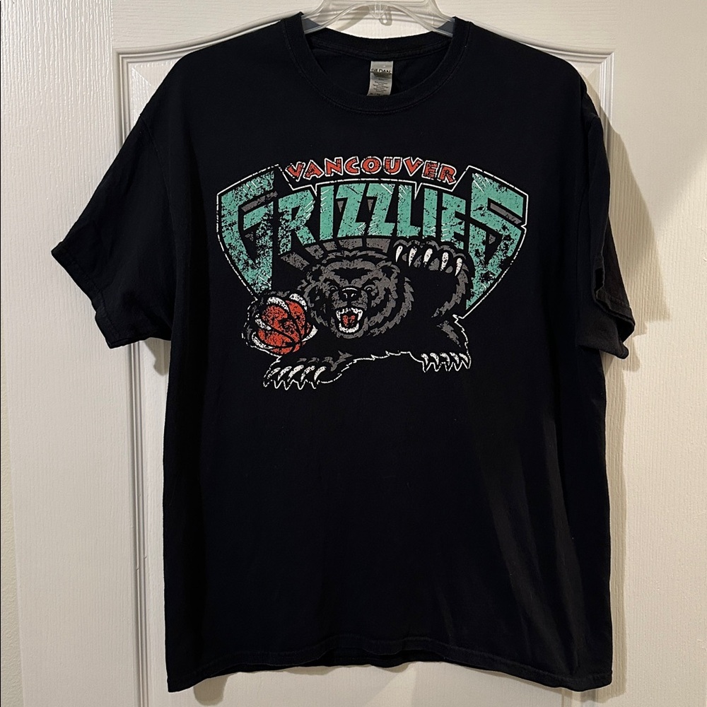 *Vintage Vancouver Grizzlies Gildan Taged T-Shirt Men’s size XL Must own shirt*